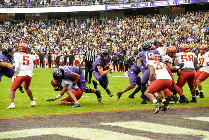 Max Duggan runs into the end zone for a TCU touchdown